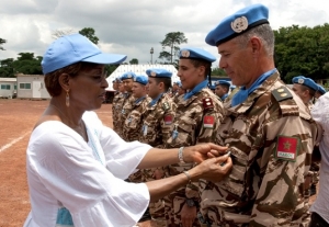 La cheffe de l&#039;ONUCI apposant la médaille des Nations unis à un officier marocain de l&#039;ONUCI