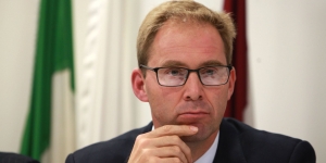 Le ministre britannique pour l’Afrique et le Moyen-Orien, Tobias Ellwood