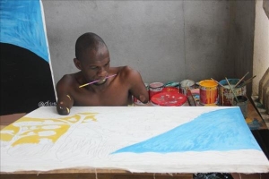 Adamo, un peintre sans bras ni pied, a été désigné mascotte de  « l’Ivoirien nouveau »