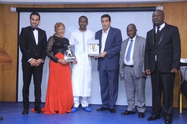 Siriki Sangaré , président de la Cnpc-Ci , président du comité d&#039;organisation du Filoses 2016, entouré des lauréats du Filoses  dont le dg d&#039;universelles Industries ,M;Ali Ismail, Dg d&#039;Ital Costruzioni , Mme Ouattara,  du Dg Lgi Btp Bourgi Khodor, du conseiller technique du ministre Gnamien Konan, M.Doukouré Vazoumana,représentant le ministre de l&#039;Habitat et du Logement social