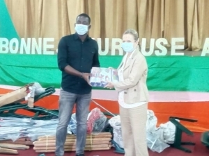 Prévention des risques de catastrophe : L’UNESCO fait don  de matériels de nettoyage de plages aux leaders  communautaires