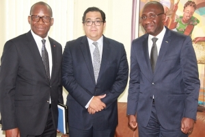 Le président de l’ICCO, Luis Valverde, le ministre de l’Artisanat, du Commerce et de la Promotion des PME, Souleymane Diarrassouba et le directeur exécutif de l&#039;Organisation internationale du cacao (ICCO), Jean-Marc Anga,