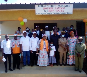 Côte d’Ivoire/ Bafing : Le Ministre Moussa Sanogo  équipe une bibliothèque et offre 10 000 kits scolaires