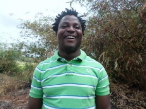 Didier Otokoré, dans ses habits d&#039;exploitant agricole, s&#039;entretenant avec l&#039;AIP à Agboville (Photo/ AIP Agboville).