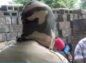 L&#039;homme présenté comme le porte-parole des Forces spéciales en mutinerie par TV5 Monde