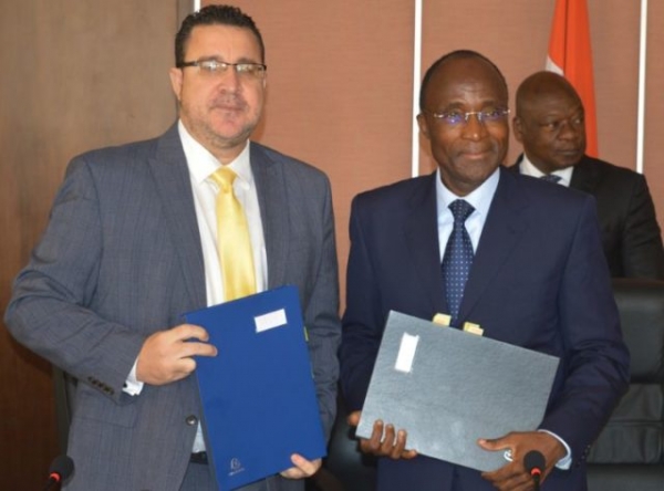Le ministre ivoirien de l&#039;Economie et des Finances, Adama Koné, et le directeur des Opérations de la Banque mondiale, Pierre Laporte