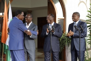 Sous l&#039;égide des présidents ivoirien et togolais, respectivement Alassane Ouattara (au mileu) et Faure Gnasingbé (à l&#039;extrême droite) l&#039;ex-président béninois Yayi boni (à l&#039;extrême gauche) et Patrice Talon (au milieu à gauche) ont mis fin à plusieurs années de querelles (Photo Présidence CI)