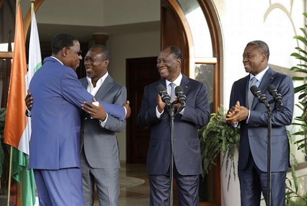 Sous l&#039;égide des présidents ivoirien et togolais, respectivement Alassane Ouattara (au mileu) et Faure Gnasingbé (à l&#039;extrême droite) l&#039;ex-président béninois Yayi boni (à l&#039;extrême gauche) et Patrice Talon (au milieu à gauche) ont mis fin à plusieurs années de querelles (Photo Présidence CI)