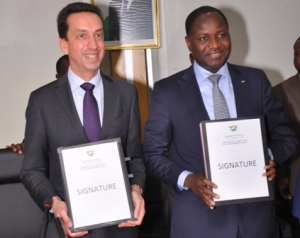 MM. Coulibaly et Flatin, après la signature du mémorandum d&#039;entente