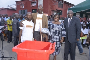 Les ministre Amichia et Ouloto en compagnie des responsables de l&#039;ONG