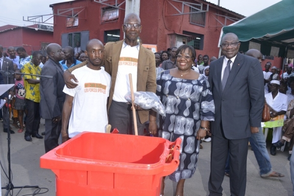 Les ministre Amichia et Ouloto en compagnie des responsables de l&#039;ONG