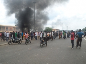 Des manifestants devant les locaux de la CIE à Yamoussoukro, le 19 juillet 2016