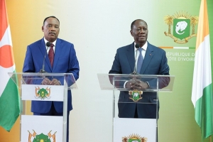 Les président ivoirien Alassane Ouattara (à gauche) et nigérien Mahamadou issoufou ont échangé sur la mise en place d&#039;une force mixte pour libérer le Nord Mali