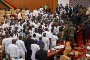 Ghana; L&#039;armée intervient au sein du parlement