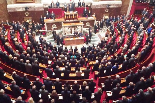 Minute de silence à l’Assemblée nationale française après les attentats en Côte d’Ivoire et en Turquie