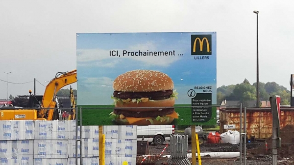Côte d’Ivoire: Une opération de démantèlement des panneaux publicitaires « irréguliers» lancée à Abidjan