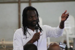 Le basketteur américain Tommy Davis en visite en Côte d’Ivoire
