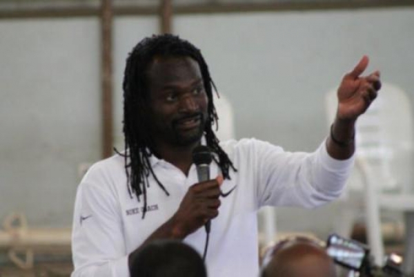 Le basketteur américain Tommy Davis en visite en Côte d’Ivoire