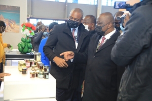 Salon International de l’AgricultureSalon International de l&#039;Agriculture 2022 : Le Ministre Kobenan Adjoumani invite les fabricants d’une boisson à base de Cacao à s’installer en Cote d’Ivoire
