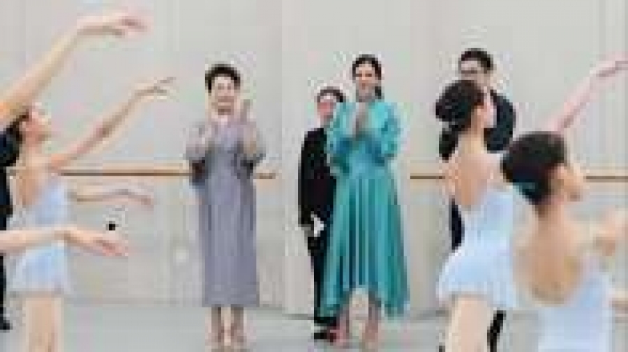 Peng Liyuan et Tamara Vucic visitent l'Académie de danse de Beijing