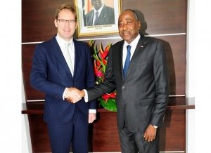 Le ministre britannique pour l&#039;Afrique et l&#039;Orient, Tobias Elwood avec le premier ministre ivoirien, Amadou Gon Coulibaly au sortir d&#039;une audience à la primature