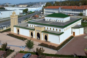 A l&#039;image de la mosquée Mohammed VI de Saint Etienne en France, le roi du Maroc va offrir une nouvelle mosquée à la communauté musulmane de Côte d&#039;Ivoire dans la commune de Treichville (Abidjan)