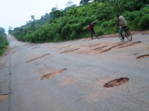 Une vue du tronçon Diégonéfla-Oumé de la nationale Gagnoa-Oumé-Yamoussoukro, présentant de nombreux nids de poule sur l&quot;asphalte sur un rayon de cinq mètres (Photo AIP)