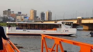 Un bateau de l&#039;entreprise STL sur la lagune Ebrié à Abidjan