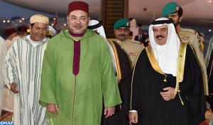 Mohammed VI (boubou vert) en visite de travail et de fraternité à Bahreïn