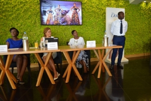 La responsable marketing de Dove en Afrique francophone Yvonne Paraiso (au centre) a lancé les &quot;Egéries Dove 2017&quot; à Abidjan