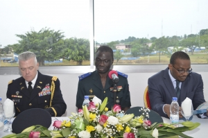le général de division, Touré Sékou, du commandant des opérations tactiques d’ « Obangame express 2017 », le capitaine de la marine américaine, Heidi Agle, et directeur de cabinet du ministre auprès du président de la République chargé de la Défense