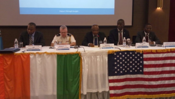 La table de séance du séminaire sur la sécurité maritime tenu à Abidjan