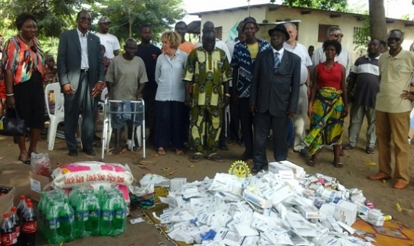 La délégation du Rotary Marseille et celle du Rotary Abidjan au tour des malades (Ph AIP)